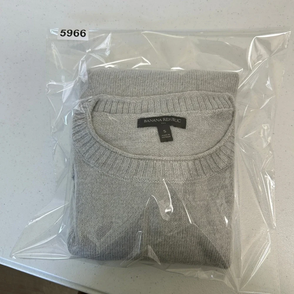 Banana Republic Mens Small Light Gray Heather Crewneck Knit Sweater Side Slits
